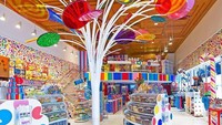Di Miami ada Dylan’s Candy Bar milik Dylan Lauren, putri fashion designer ternama Ralph Lauren. Toko permen ini menghadirkan pohon lollipop besar di tengah ruangan. Langit-langit kayunya memberi sentuhan klasik pada ruangan yang didesain Lauren bersama desainer Gensler ini.  Foto: Istimewa