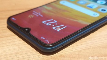 Sisi kiri ponsel terdapat tombol volume dan slot SIM Card. Foto: Adi Fida Rahman/detikINET
