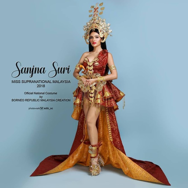 Gaya Sanjna menjadi Srikandi dengan membawa keris ini yang kemudian menjadi kontroversi di kalangan netizen Indonesia. Kostum nasionalnya itu dianggap mencontek budaya Indonesia. It looks like Indonesias culture, tulis netizen dari Indonesia. Foto: Dok. Instagram @borneorepublicmalaysia, @sanjna_suri