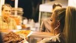 Tiada Hari Tanpa Pizza, Ini Pose Halsey Saat Menyantap Pizza