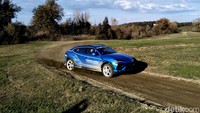 Terpaan angin makin kuat siang itu di Vallelunga, Italia, Sabtu (17/11/2018). Di sekitar area sirkuit tampak terdengar suara sangar mobil sport Lamborghini yang sahut-sahutan.