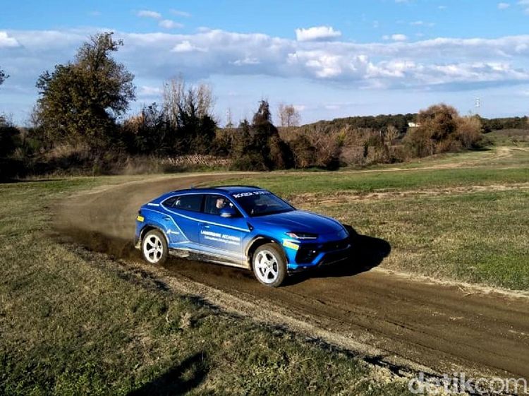 Menjajal SUV Sangar Lamborghini