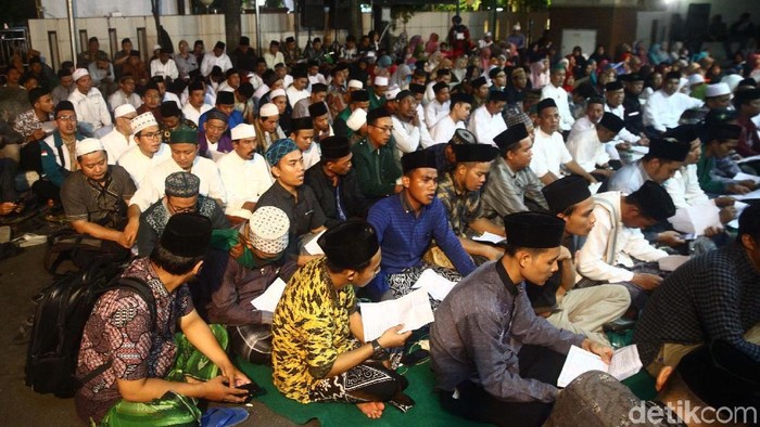 Peringatan Maulid Nabi PBNU

Umat muslim merayakan peringatan maulid nabi yang diselenggarakan di PBNU, Jakarta, Rabu (21/11/2018) malam. Grandyos Zafna/detikcom