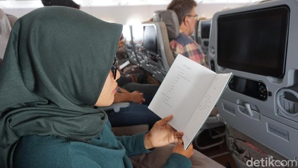 Pilihan makanan untuk penumpang Muslim juga tersedia. Meski naik kelas ekonomi, traveler akan diberikan kartu menu yang umumnya untuk penumpang kelas bisnis atau first class (Melissa Mailoa/detikTravel)Â Pilihan makanan untuk penumpang Muslim juga tersedia. Meski naik kelas ekonomi, traveler akan diberikan kartu menu yang umumnya untuk penumpang kelas bisnis atau first class (Melissa Mailoa/detikTravel)Â