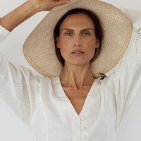 Model yang juga penulis itu pun selalu menerapkan gaya hidup sehat dengan olahraga dan makan bersih. Ia bahkan tak kenal cheating dan sering puasa. Clean eating, hidrasi, konsumsi harian cokelat mentah, hydrotherapy, istirahat, percaya (melepaskan stres), olahraga, tidak alkohol serta makanan berproses, dan banyak sinar matahari, katanya. Foto: Instagram @abigailoneill