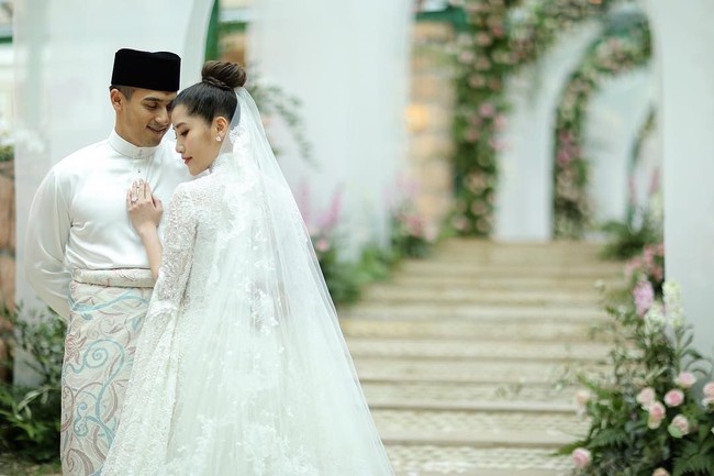 Sebuah pernikahan crazy rich Asian yang sebenarnya ini telah dilangsungkan di Malaysia awal tahun ini. Tapi, pengantin Chryseis Tan dan Faliq Nasimuddin baru saja menggelar pesta ketiga pernikahan mereka di Jepang. Foto: Instagram