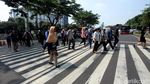 Warga Ramai-ramai Gunakan Pelican Crossing