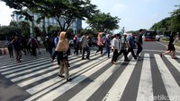 Momen sejumlah warga saat menggunakan pelican crossing.