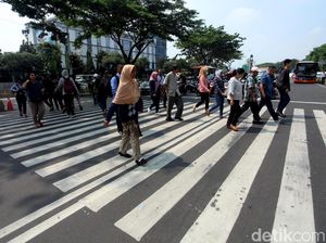 Warga Ramai-ramai Gunakan Pelican Crossing