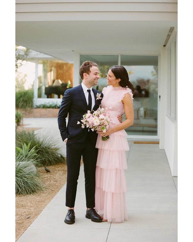Ini adalah pernikahan kedua bagi Mandy. Untuk momen spesial tersebut, pelantun Only Hope itu memilih gaun pengantin yang lain dari biasanya. Alih-alih putih, pilihannya jatuh pada gaun berwarna pink. (Foto: Instagram/@mandymooremm)