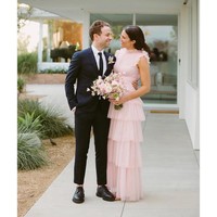 Ini adalah pernikahan kedua bagi Mandy. Untuk momen spesial tersebut, pelantun Only Hope itu memilih gaun pengantin yang lain dari biasanya. Alih-alih putih, pilihannya jatuh pada gaun berwarna pink. (Foto: Instagram/@mandymooremm)