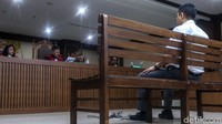 Mantan anggota DPR Fayakhun Andriadi mendengarkan putusan majelis hakim dalam sidang vonis di Pengadilan Tipikor, Jakarta, Rabu (21/11/2018).