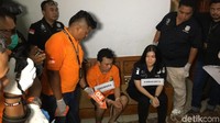 Dalam reka ulang ini, korban Maya diperankan oleh seorang polwan. Korban Daperum juga diperankan oleh seorang anggota polisi. Sejumlah saksi juga dihadirkan dalam kegiatan tersebut. (Vino-detikcom)