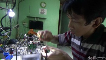 Anak muda asal kampung Cilegong Utara, Desa-Kecamatan Jatiluhur, Purwakarta, Jawa Barat ini sudah menghasilkan lima robot laba-laba berbagai ukuran dan gerak, bahkan ada yang bisa dikendalikan menggunakan remote control. Foto: Dian Firmansyah