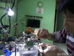 Penyandang Disabilitas Ini Bikin Robot Unik dari Barang Bekas