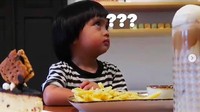 Sebelum makan kentang goreng, Sekala kok kelihatan bingung ya? Foto: Instagram sekala_belove_