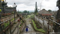 Traveler akan melewati ratusan anak tangga dengan pemandangan pura dan sejuknya suhu pegunungan (Syanti/detikTravel)  