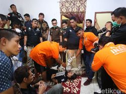 Detik-detik Pembunuhan Satu Keluarga Diperagakan Haris Simamora Detik-detik Pembunuhan Satu Keluarga Diperagakan Haris Simamora