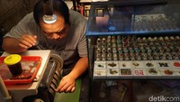 Di pasar ini juga menerima jasa pengasahan dengan tarif 20 ribu hingga 35 ribu tergatung tingakt kesulitannya.