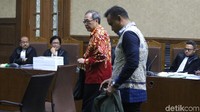 Irvanto dan Made Oka memasuki ruang sidang Pengadilan Tipikor, Jakarta, Rabu (21/11/2018).
