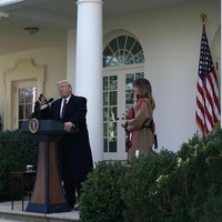 Ini bukan kali pertama Melania dikritik karena busananya. Sebelumnya ketika kunjungan ke Afrika, Melania disebut tampil seperti koloni. Ia pun pernah memakai gaun seharga Rp 60 juta dan high heels Christian Louboutin untuk menanam pohon. Foto: Dok. Getty Images