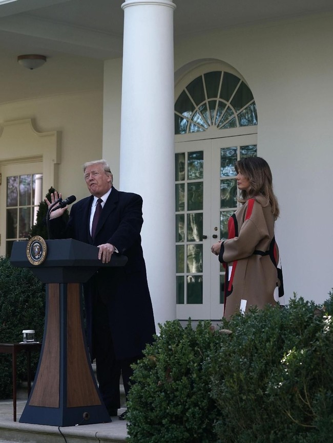 Ini bukan kali pertama Melania dikritik karena busananya. Sebelumnya ketika kunjungan ke Afrika, Melania disebut tampil seperti koloni. Ia pun pernah memakai gaun seharga Rp 60 juta dan high heels Christian Louboutin untuk menanam pohon. Foto: Dok. Getty Images