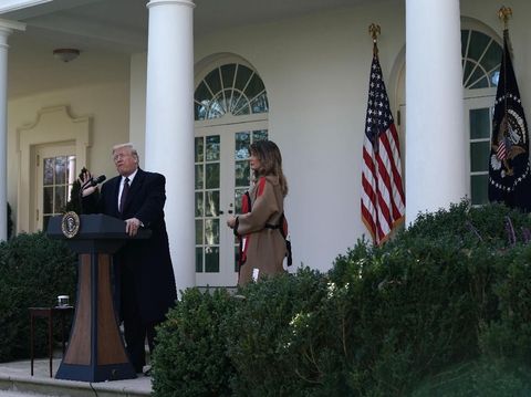 Melania Trump Mencuri Atensi Pakai Coat, Harga Bajunya Rp 137 Juta