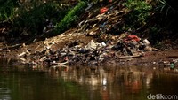 Sampah tersebut merupakan sampah rumah tangga yang buang warga di bantaran sungai.