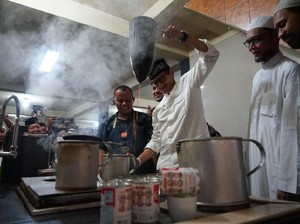 Ini Aksi Sandiaga Jadi Barista Racik Kopi Aceh