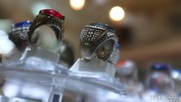 Sejumlah batu ternama bisa ditemukan di pasar yang dikelola oleh PD Pasar Jaya ini. Untuk batu mulia, ada beragam jenis seperti Ruby, Sapphire, Emerald, Aquamarine,  Jadeite Jade, Garnet, Tourmaline, Spinel, Alexandrite, Chrysoberyl, hingga Topaz. 