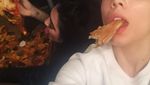Tiada Hari Tanpa Pizza, Ini Pose Halsey Saat Menyantap Pizza