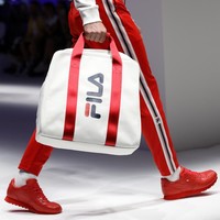 Sempat populer di era 90-an, brand Fila kembali tenar seiring memanasnya tren athleisure belakangan ini. Tak ada perubahan signifikan dari raksasa olahraga asal Italia ini. Tulisannya tetap konsisten dengan gaya futuristiknya dalam warna biru dengan aksen merah pada huruf F. Fila bangkit lagi di posisi ketiga. (Foto: Getty Images)