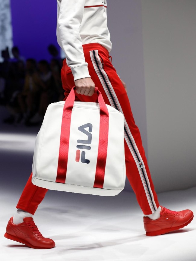 Sempat populer di era 90-an, brand Fila kembali tenar seiring memanasnya tren athleisure belakangan ini. Tak ada perubahan signifikan dari raksasa olahraga asal Italia ini. Tulisannya tetap konsisten dengan gaya futuristiknya dalam warna biru dengan aksen merah pada huruf F. Fila bangkit lagi di posisi ketiga. (Foto: Getty Images)