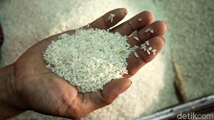 Bulog dan Satgas Pangan Polda Metro Jaya mengecek harga beras di Pasar Tomang Barat, Jakarta Barat, Rabu (21/11/2018). Pengecekan harga ini demi menjaga stabilitas harga beras di pasaran.
