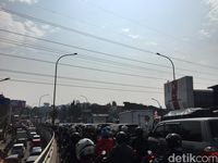 Macet Parah Ciputat-Pasar Jumat Gegara Truk Tabrak Pohon
