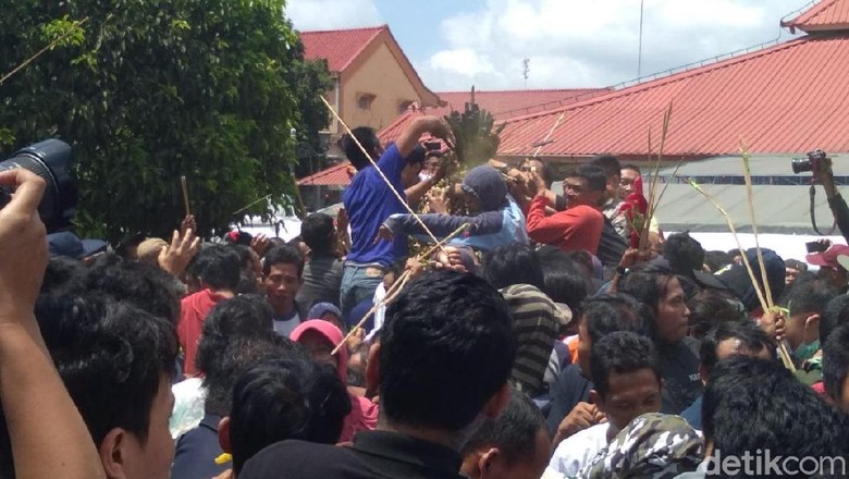 Dalam Sekejap 7 Gunungan Grebeg Maulid di Yogya Ludes Dirayah Warga Dalam Sekejap 7 Gunungan Grebeg Maulid di Yogya Ludes Dirayah Warga