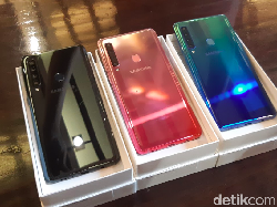 Unboxing Galaxy A9, Kamera Belakangnya Terbanyak di Dunia