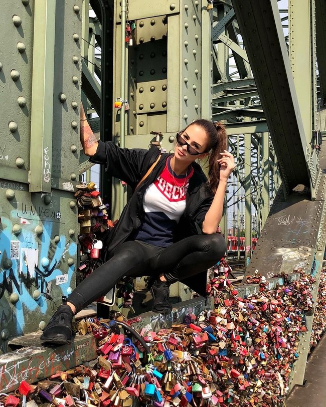 Wanita berusia 26 tahun ini ingin sekali membuktikan kepada dunia bahwa dirinya lebih dari seseorang berwajah cantik. Dari model yang berjalan di runway, Katya kini beralih ke club dengan menjadi DJ. Foto: Instagram