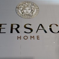 Versace dengan logo medusanya yang ikonis berada di urutan kedelepan. (Foto: Getty Images)