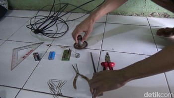 Bakat Ahmad terpacu saat ia mencoba memperbaiki barang-barang elektronik di rumah. Barang-barang yang masih berguna pun menjadi kelinci percobaan dirinya. Foto: Dian Firmansyah