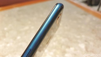 Oppo A7 mengunggulkan baterainya yang berkapasitas 4.230 mAh. Foto: Adi Fida Rahman/detikINET