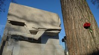 Kalau yang satu ini adalah makam Oscar Wilde, dengan batu nisan besar dan unik (Antoine Antoniol/Getty Images)  