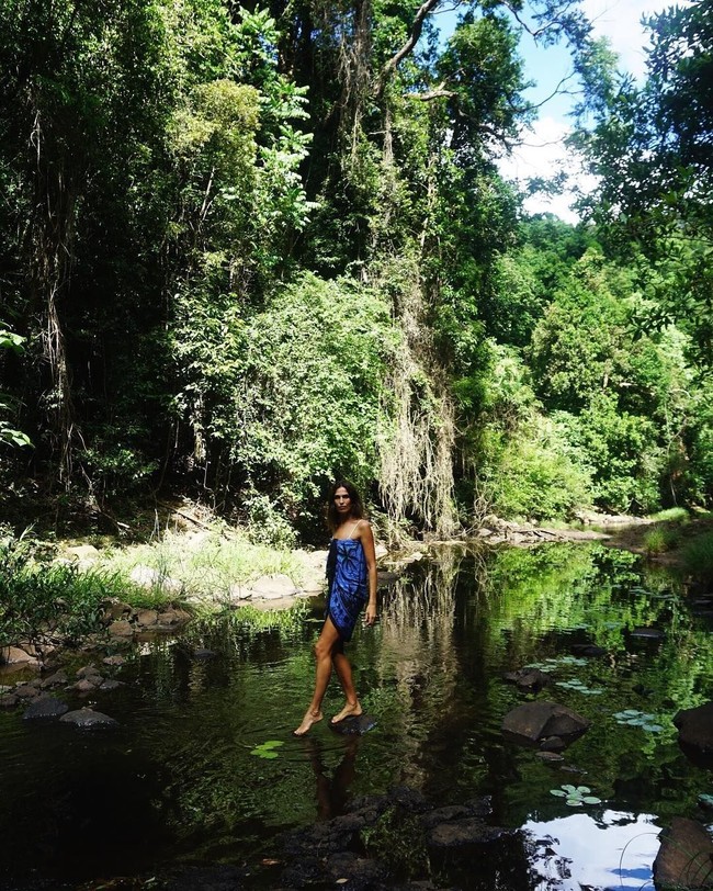 Selain mengurus keluarga dan menjalani gaya hidup sehat, Abigail juga disibukkan dengan kariernya. Di usia 40an, ia tetap aktif sebagai model. Foto: Instagram @abigailoneill