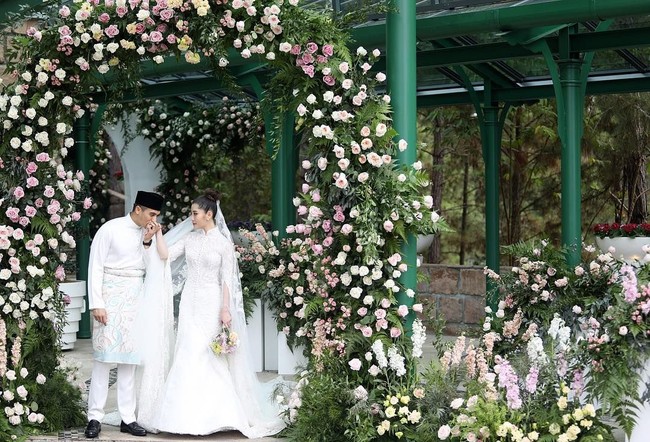 Pesta pertama pernikahan mereka diadakan di resort mewah The Chateau di Bukit Tinggi di Pahang pada tanggal 2 Februari. Sederet tamu konglomerat dan selebriti pun hadir. Chryseis tampil mengenakan gaun pengantin Yefta Gunawan yang elegan. Acara mewah ini juga termasuk pertunjukan oleh boyband Inggris, Blue, yang menghibur 1.300 tamu di resepsi. Foto: Instagram