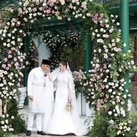 Pesta pertama pernikahan mereka diadakan di resort mewah The Chateau di Bukit Tinggi di Pahang pada tanggal 2 Februari. Sederet tamu konglomerat dan selebriti pun hadir. Chryseis tampil mengenakan gaun pengantin Yefta Gunawan yang elegan. Acara mewah ini juga termasuk pertunjukan oleh boyband Inggris, Blue, yang menghibur 1.300 tamu di resepsi. Foto: Instagram