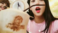 Sepertinya ini Jisoo sedang menikmati air kelapa di dalam batoknya ya. Di Korea, batok kelapa ya sudah dikupas bersih seperti foto ini. Foto: Instagram @jisoo.blackpink