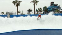 Laguna Waterpark memiliki beberapa atraksi yang seru. Ada WaveOz 180 FlowRide, kolam surfing yang cuma ada tiga di dunia (Laguna Waterpark)
