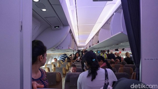 Terbang pukul 09.45 pagi waktu Singapura, traveler akan menghabiskan lebih dari 7 jam menuju ke Brisbane. Begini situasi kabis kelas ekonomi (Melissa Mailoa/detikTravel)Â Terbang pukul 09.45 pagi waktu Singapura, traveler akan menghabiskan lebih dari 7 jam menuju ke Brisbane. Begini situasi kabis kelas ekonomi (Melissa Mailoa/detikTravel)Â