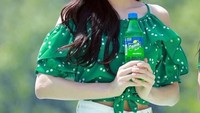 Seger ya! Dengan mengenakan baju berwarna hijau sambil memegang botol minuman bersoda. Hmm, enak diminum dingin. Foto: Instagram @jisoo.blackpink