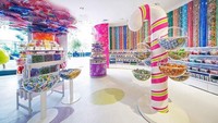 Gerai Papabubble di Yokohama, Jepang ini sederhana tapi memikat. Konsepnya memadukan interior lab dengan galeri hip art. Pengunjung bisa mengintip proses pembuatan permen dibalik kaca. Foto: Istimewa